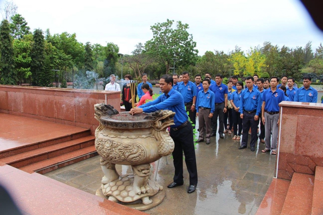 Hội viên thanh niên dâng hương tưởng niệm tại