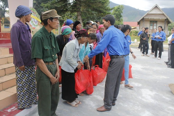 Đoàn xã Cư Pui (huyện Krông Bông) trao quà Tết tặng gia đình chính sách. 