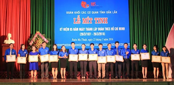 Trao giải cho các đoàn viên thanh niên đoạt giải trong cuộc thi viết “Tìm hiểu 85 năm thành lập Đoàn TNCS Hồ Chí Minh”.