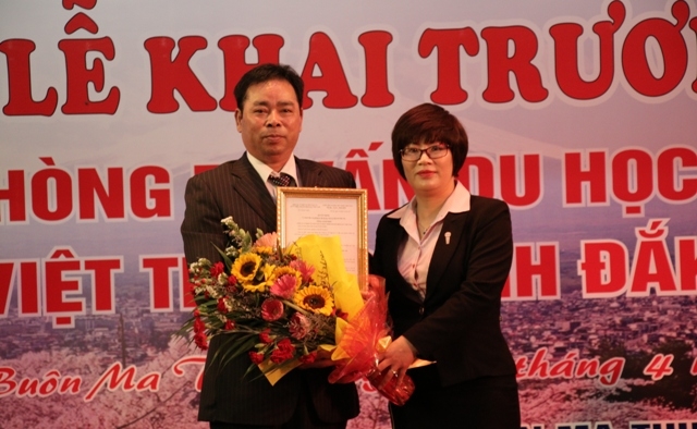 Lãnh đạo Công ty trao Quyết định thành lập Văn phòng 
