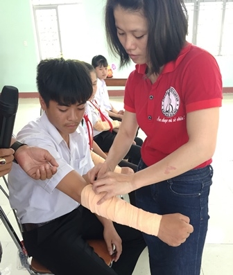 Tham gia chương trình các em học sinh được học cách sơ cứu, băng bó vết thương đúng cách