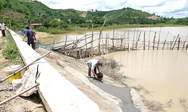 Sửa chữa vết nứt trên thân đập ở công trình thủy lợi 