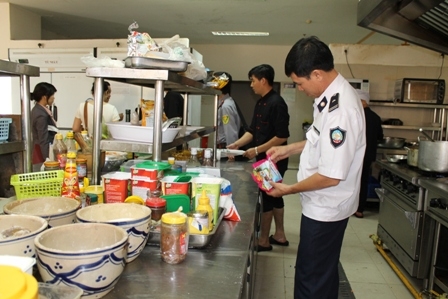 Đoàn kiểm tra liên ngành về vệ sinh ATTP kiểm tra tại Khách sạn Sài Gòn - Ban Mê dịp Tháng hành động vì ATTP năm 2016.
