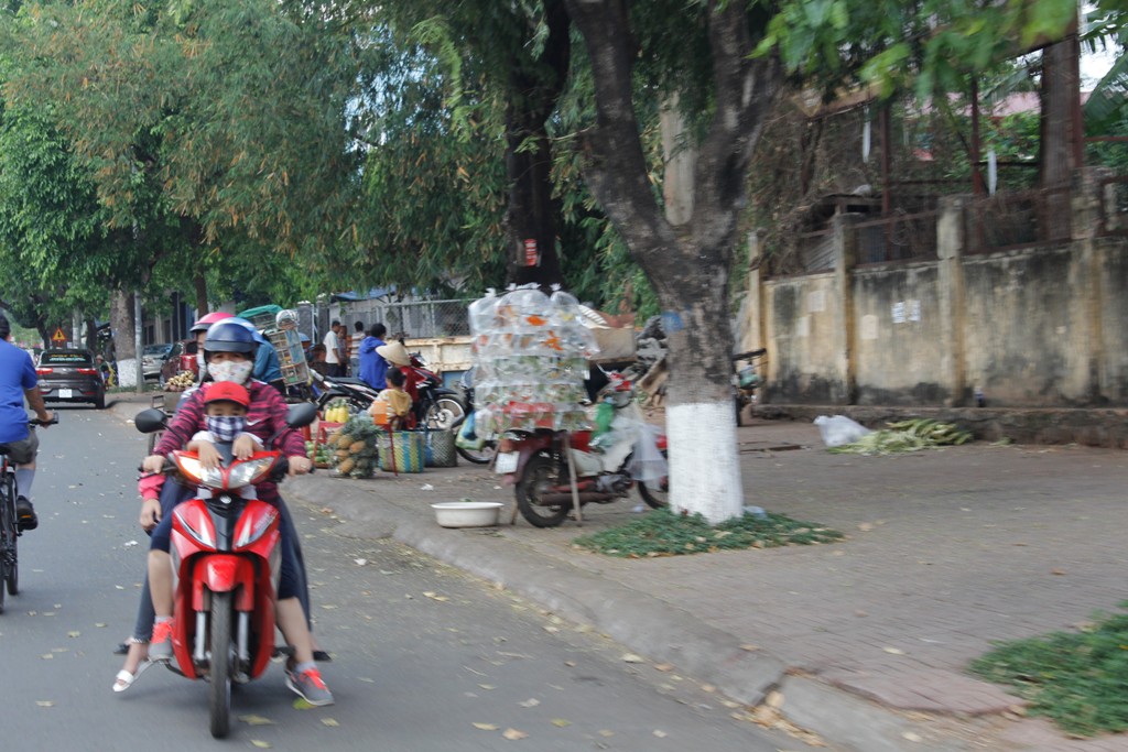 Các mặt hàng được bày bán la liệt trên vỉa hè, lòng đường.  