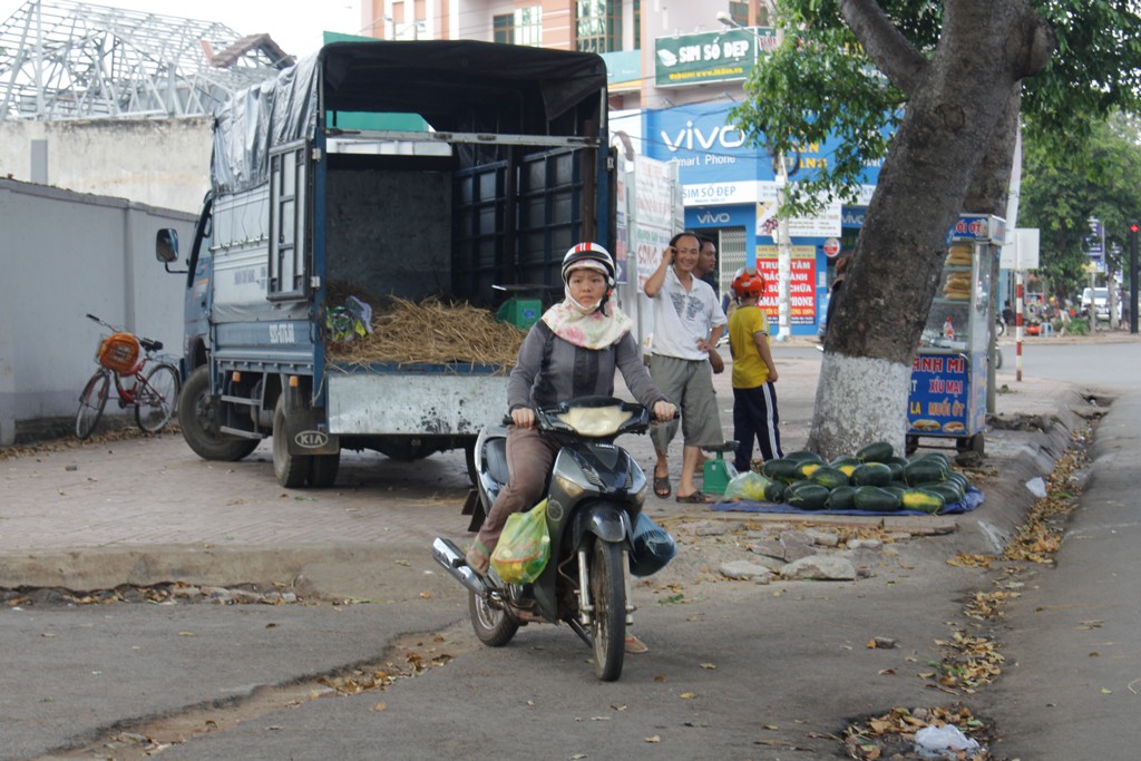 Đưa cả xe ô tô lên vỉa hè bán dưa