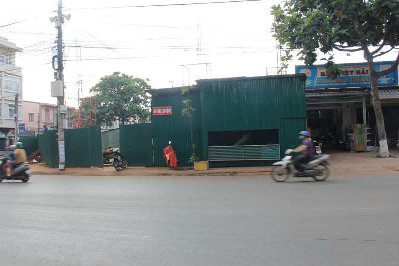 Công trình xây dựng cứ vô tư chiếm vỉa hè để làm nhà ở tạm  