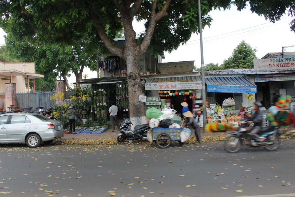 Cửa hàng chiếm hết diện tích của vỉa hè.