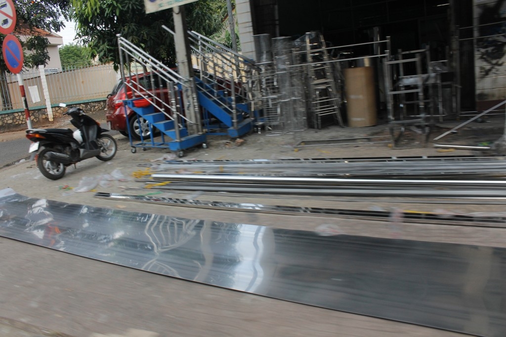 Tôn của một hộ kinh doanh trên đường Phan Chu Trinh trải dài hết phần đường của hè của người đi bộ.