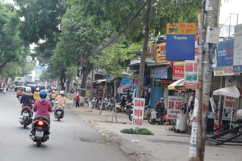 Chỉ một đoạn đường ngắn mà các cửa hàng đã chiếm hết vỉa hè để bày bán.   