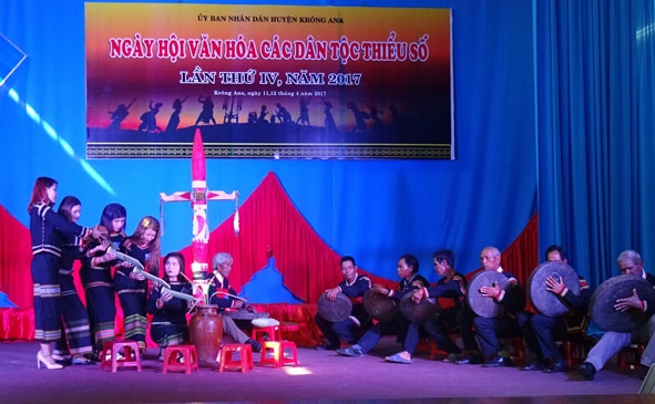 Thi diễn tấu nhạc cụ  dân tộc.   