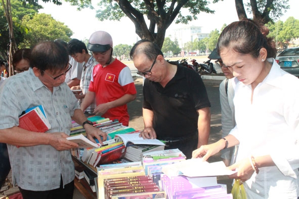 Đông đảo bạn đọc tìm đến tham quan, mua sách tại Ngày hội sách năm 2017. 