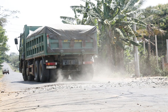 Xe tải nặng lưu thông trên tỉnh lộ 8 đoạn qua xã Ea Tul (huyện Cư M'gar).