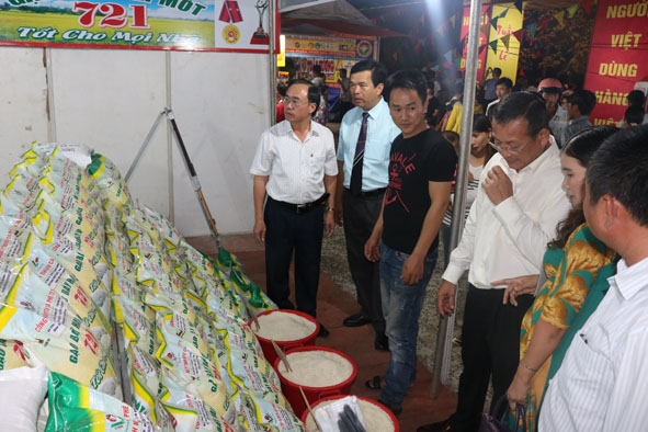 Phiên chợ hàng Việt tại Buôn Đôn năm 2016 thu hút sự quan tâm của đông đảo người tiêu dùng.   