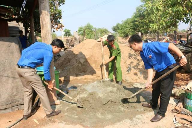 Các đại biểu động thổ xây dựng công trình. 