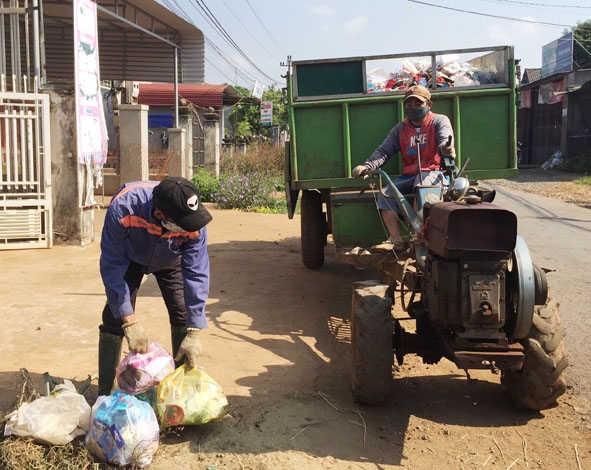 Các thành viên thu gom rác thải sinh hoạt tại thôn 2B.  