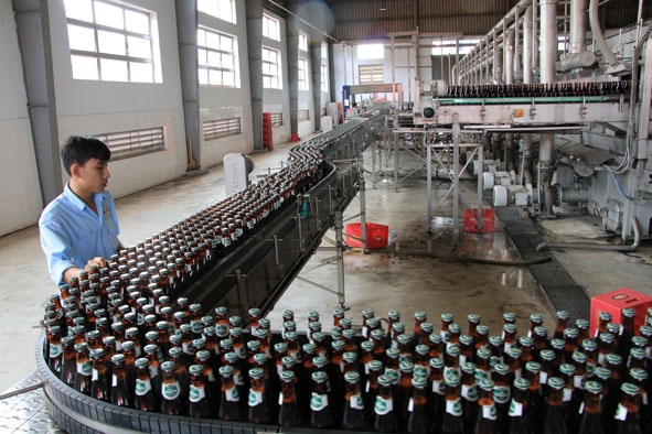 Dây chuyền sản xuất bia tại Công ty cổ phần Bia Sài Gòn - Miền Trung.