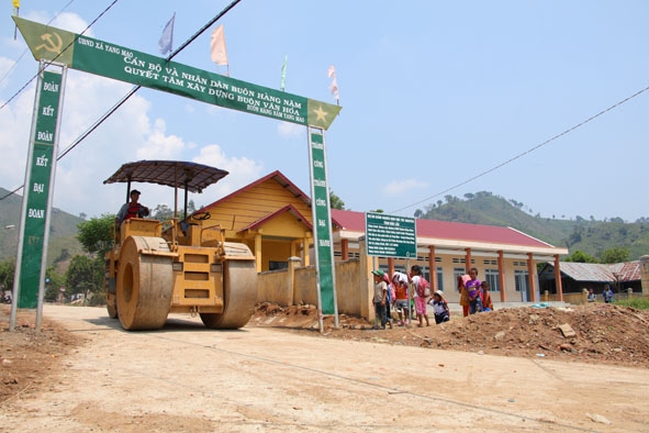 Tuyến đường giao thông chính của buôn Hằng Năm được bê tông hóa và đưa vào sử dụng ngay bên cạnh 3 lớp học mới xây của điểm Trường Tiểu học Yang Mao. 