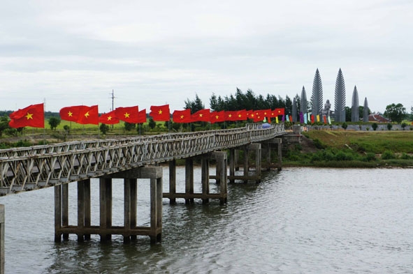 Cầu Hiền Lương.   Ảnh tư liệu