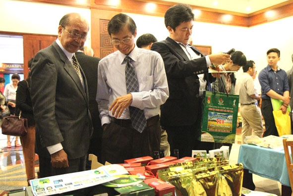  Các  doanh nghiệp, nhà đầu tư  của Nhật Bản  tìm hiểu  những  sản phẩm  đặc thù  của Đắk Lắk.