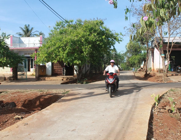 Các trục đường ngõ xóm ở buôn Dray H'Linh (xã Hòa Xuân) đã được bê tông hóa. 