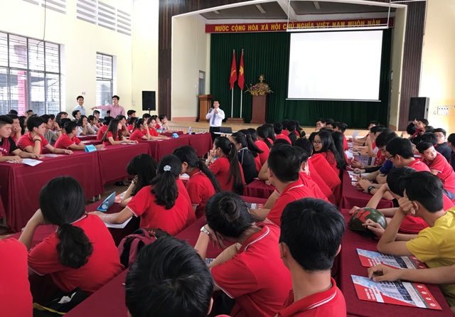 Học sinh lớp 10 tham gia chương trình hướng nghiệp.