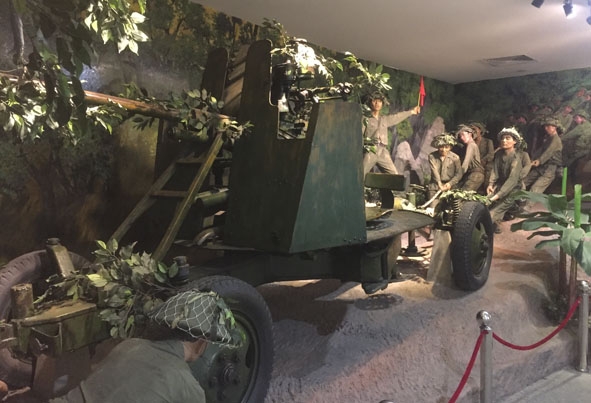 Mô hình bộ đội đang kéo pháo chuẩn bị Chiến dịch Điện Biên Phủ. 