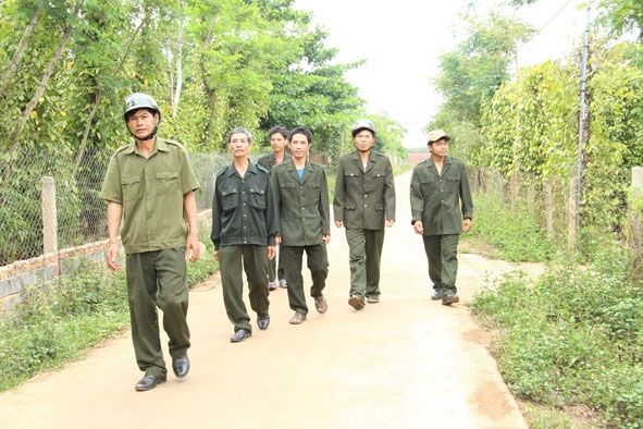 Tổ liên gia tự quản thôn 12 thực hiện nhiệm vụ tuần tra trong khu dân cư. 