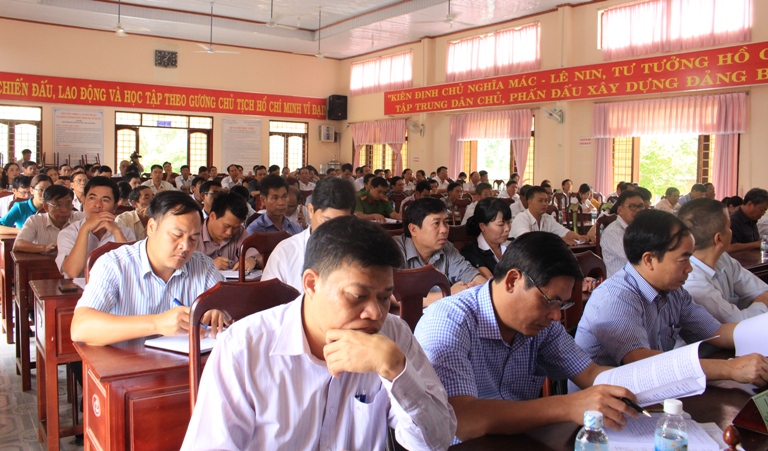Các cử tri tham dự buổi tiếp xúc.