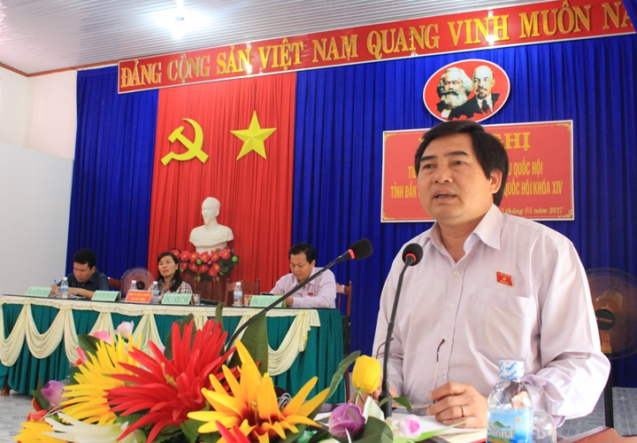 Đại biểu Y Khút Niê phát biểu tại buổi tiếp xúc.