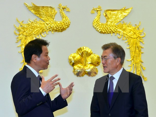 Tân Tổng thống Hàn Quốc Moon Jae-In (phải) và Chủ nhiệm văn phòng Tổng thống Im Jong-Seok (trái) tại Nhà Xanh. (Nguồn: AFP/TTXVN)