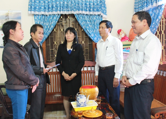 LĐLĐ tỉnh và Công đoàn ngành Công thương thăm, tặng quà công nhân lao động có hoàn cảnh khó khăn trên địa bàn TP. Buôn Ma Thuột. 