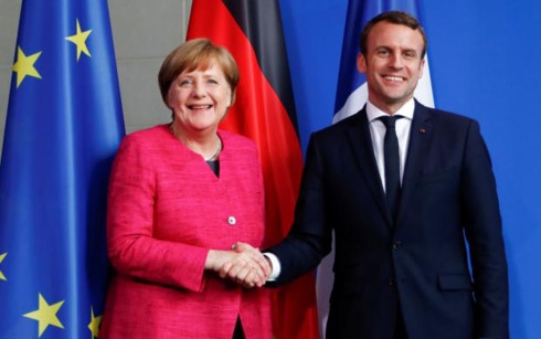 Tân Tổng thống Pháp Macron (phải) nhận được sự đón tiếp nồng hậu từ Thủ tướng Đức Merkel. Ảnh: Independent.