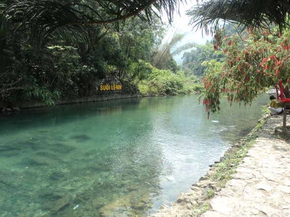 Suối Lênin luôn xanh trong, hiền hòa.