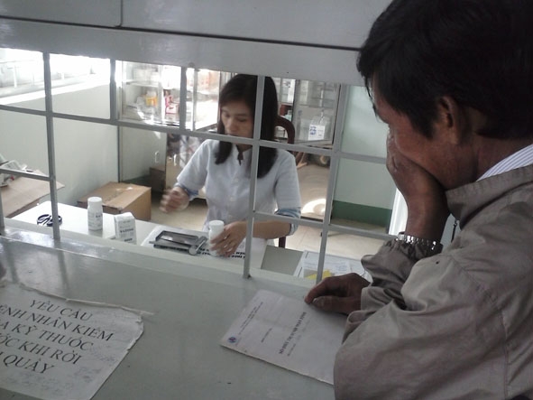 Bệnh nhân nhận thuốc điều trị ARV tại Trung tâm Phòng, chống HIV/AIDS tỉnh.  