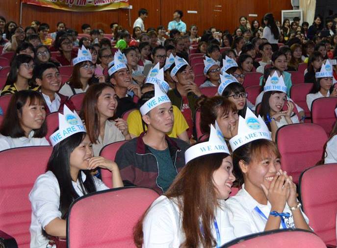 Đông đảo sinh viên trong trường đến tham dự và cổ vũ các đội chơi