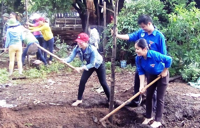 Đoàn viên, thanh niên tham gia xây dựng công trình 