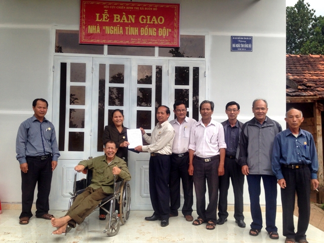 Hội CCB TX. Buôn Hồ trao nhà Nghĩa tình đồng đội tặng hội viên khó khăn.