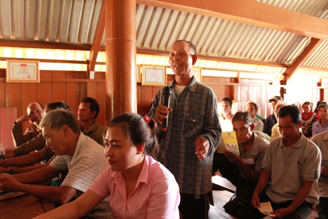 Người dân buôn Ju, xã Ea Tu nêu ý kiến liên quan đến khám chữa bệnh BHYT. 