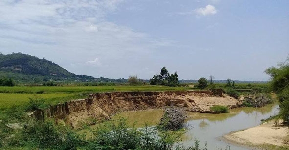 Đoạn sông ở xã Ea Ô (Ea Kar) bị sạt lở do hoạt động khai thác cát. 