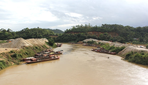 Các tàu hút cát của Công ty TNHH khai thác cát Đoàn Kết trên sông Krông Pắc đoạn qua xã Ea Ô (Ea Kar). 