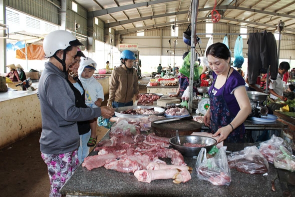 Người tiêu dùng chọn mua thịt heo tại chợ đầu mối Tân Hòa, TP. Buôn Ma Thuột.  