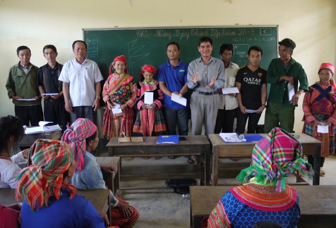 Bí thư Chi bộ Đội công tác 253 tỉnh Phạm Văn Hồng (thứ 5 từ phải sang) tặng quà các  gia đình khó khăn tại thôn Ea Rớt, xã Cư Pui (huyện Krông Bông). 