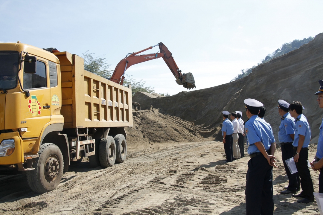 Thanh tra Sở Giao thông Vận tải kiểm tra bãi tập kết cát dưới chân cầu Giang Sơn.