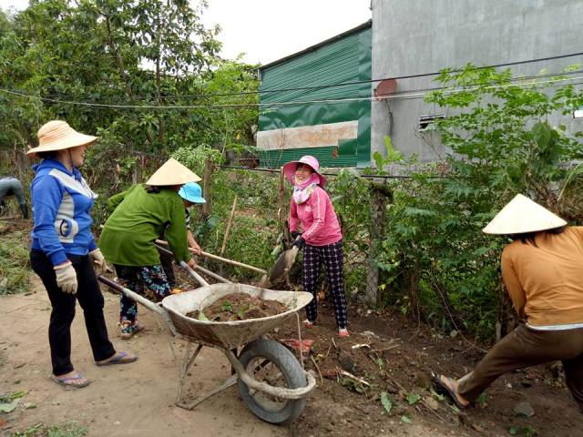 Nhân dân tổ 1, thị trấn M'Đrắk giải phóng mặt bằng để làm đường giao thông.