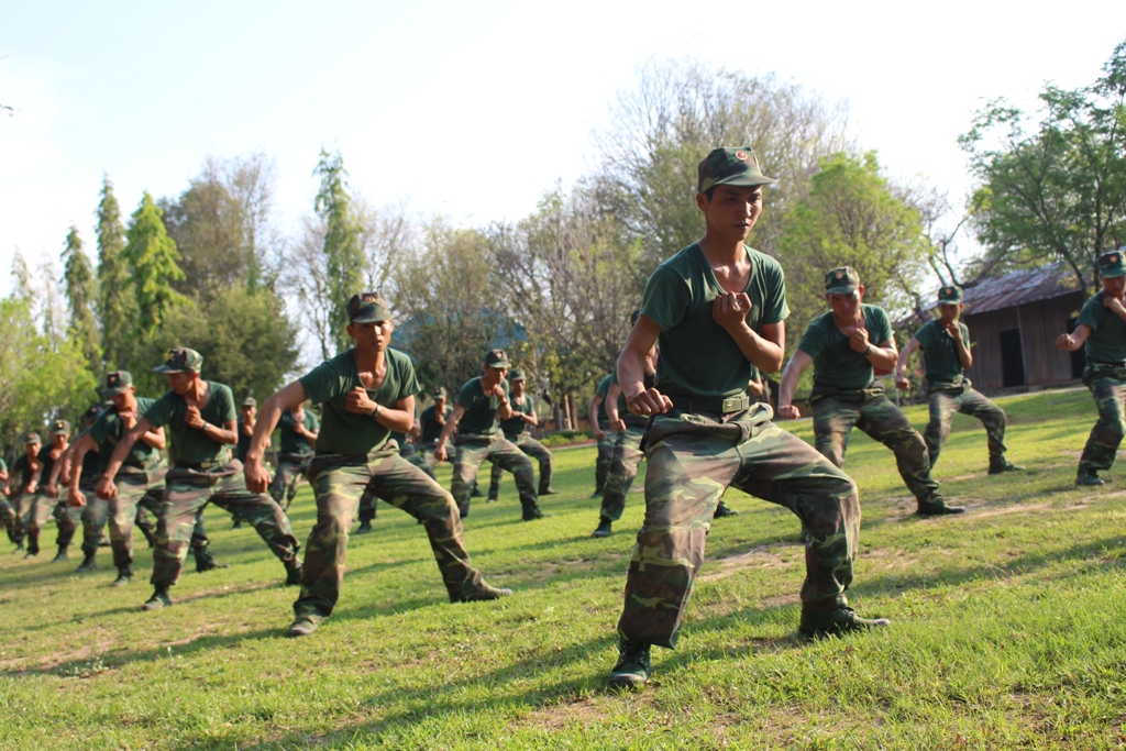 Chiến sĩ mới Tiểu đoàn Huấn luyện - Cơ động hăng say luyện rèn trên thao trường