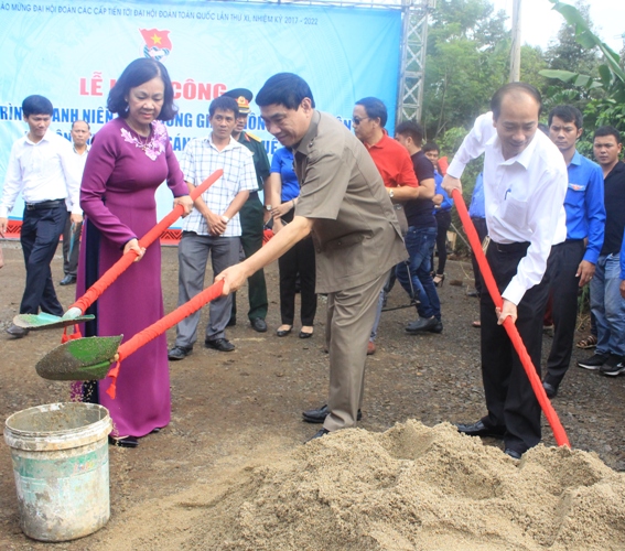 Đoàn Công tác tham gia xây dựng tuyến đường giao thông nông thôn tại buôn Cuôr Đăng B, xã Cuôr Đăng, huyện Cư M’gar. 