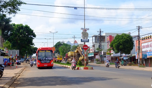 Các tuyến đường nội thị Buôn Hồ ngày càng thông thoáng nhờ công tác chỉnh trang đô thị được quan tâm.