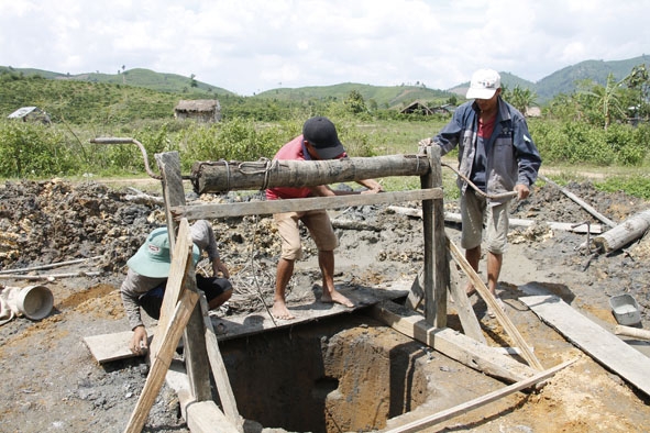 Người dân  vùng dự án  tự đào giếng để có nước sinh hoạt.