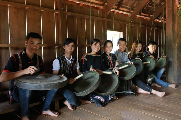 Các bạn trẻ tham gia chương trình “Trải nghiệm văn hóa - ẩm thực của đồng bào Tây Nguyên”.  