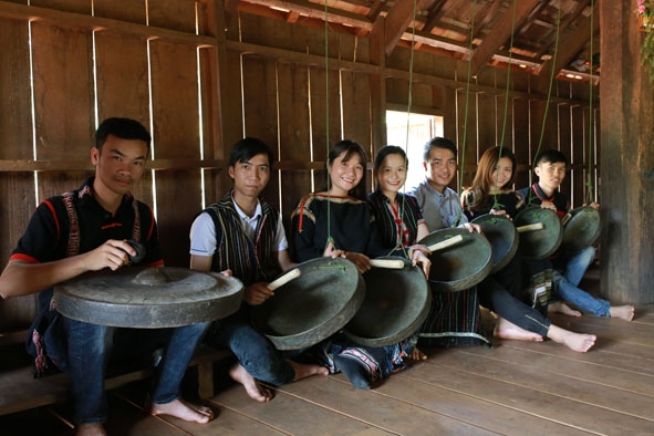 Buôn Êcăm còn giữ được nhiều nếp nhà dài và những đội cồng chiêng mang đặc trưng văn hóa của dân tộc Êđê.